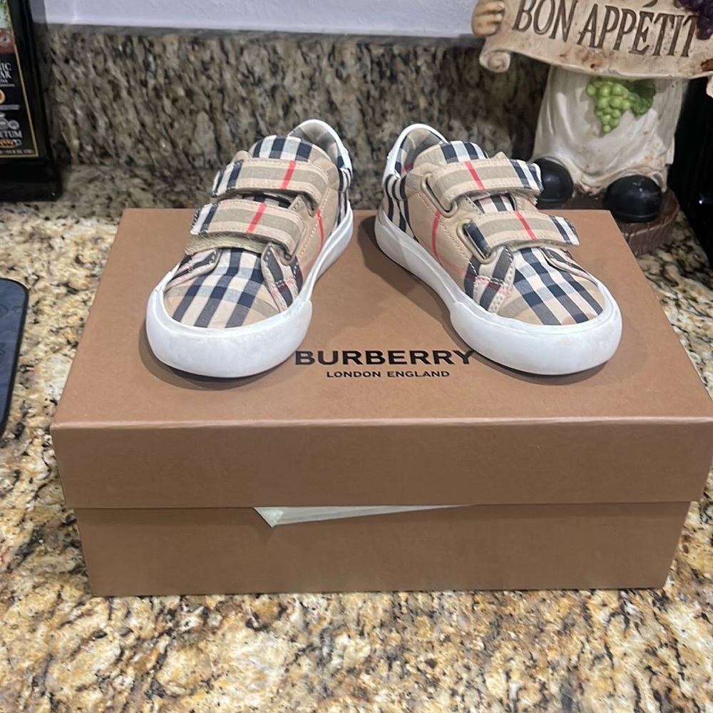 Burberry Authentic size 26 US 9.5 come with bag and box